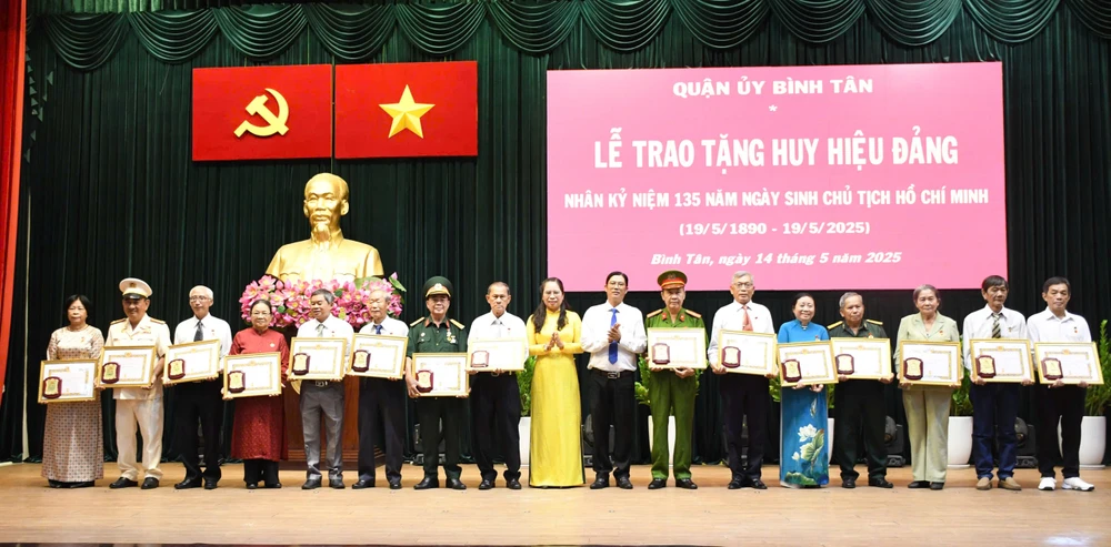 Trưởng Ban Tuyên giáo và Dân vận Quận ủy quận Bình Tân Nguyễn Thị Bé Hai và Bí thư Đảng ủy phường Bình Hưng Hòa A Nguyễn Quang Hưng trao Huy hiệu Đảng. Ảnh: LÊ AN b4dc0cc1f2a747f91eb6.jpg