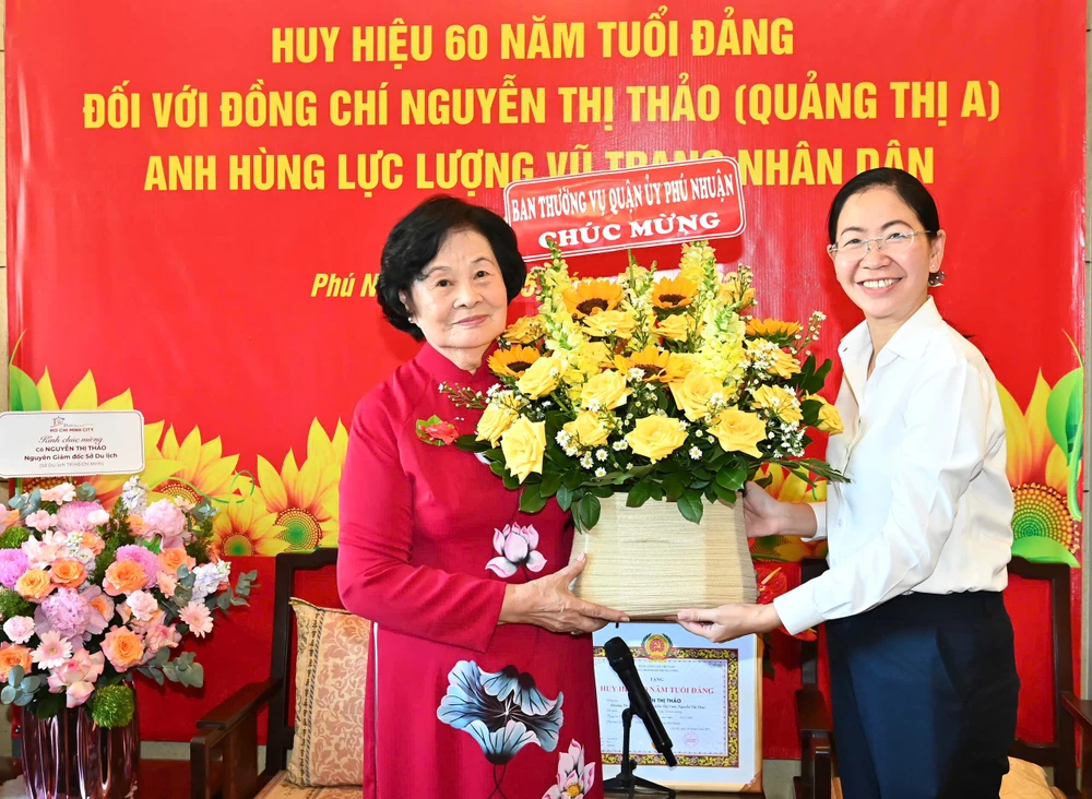 Bí thư Quận ủy quận Phú Nhuận Phan Thị Thanh Phương tặng hoa chúc mừng đồng chí Nguyễn Thị Thảo. Ảnh: VIỆT DŨNG 0cec972a4842fd1ca453.jpg