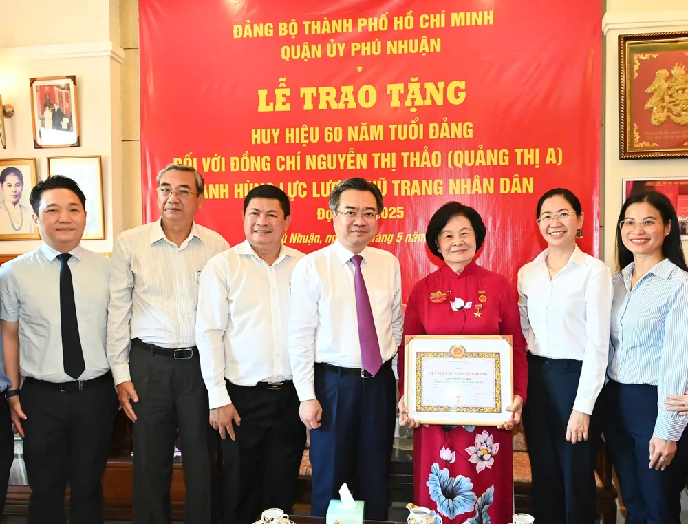 Phó Bí thư Thường trực Thành ủy TPHCM Nguyễn Thanh Nghị và các đồng chí lãnh đạo chúc mừng đồng chí Nguyễn Thị Thảo nhận Huy hiệu 60 năm tuổi Đảng. Ảnh: VIỆT DŨNG 415fb4b16bd9de8787c8.jpg
