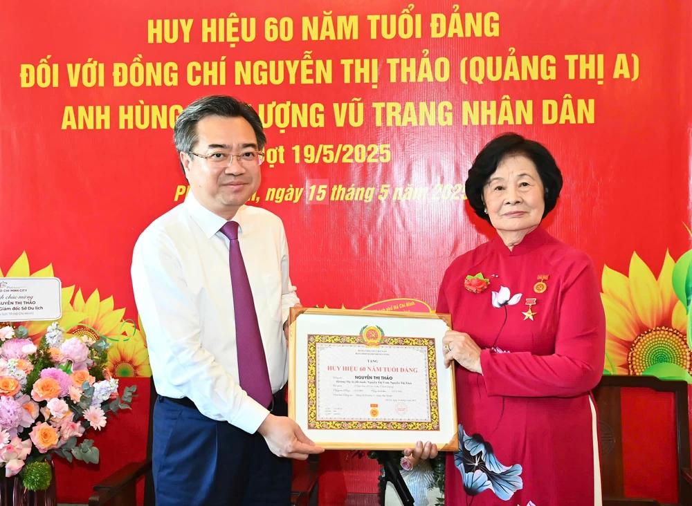 Phó Bí thư Thường trực Thành ủy TPHCM Nguyễn Thanh Nghị trao Huy hiệu 60 năm tuổi Đảng đến đồng chí Nguyễn Thị Thảo. Ảnh: VIỆT DŨNG 42dfe9dd37b582ebdba4.jpg