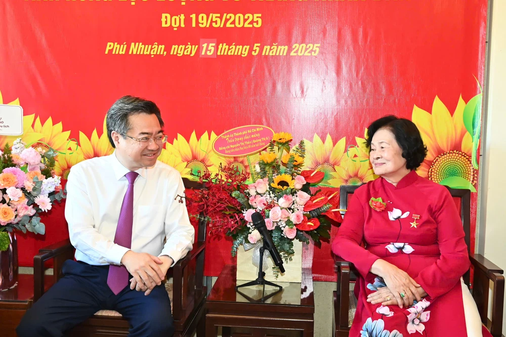 Phó Bí thư Thường trực Thành ủy TPHCM Nguyễn Thanh Nghị trò chuyện với đồng chí Nguyễn Thị Thảo. Ảnh: VIỆT DŨNG 7a0b6873b61b03455a0a.jpg
