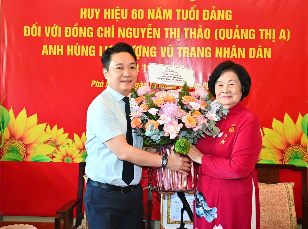 Phó Giám đốc Sở Du lịch TPHCM Lê Trương Hiền Hòa tặng hoa chúc mừng đồng chí Nguyễn Thị Thảo. Ảnh: VIỆT DŨNG dc69aaa275cac09499db.jpg