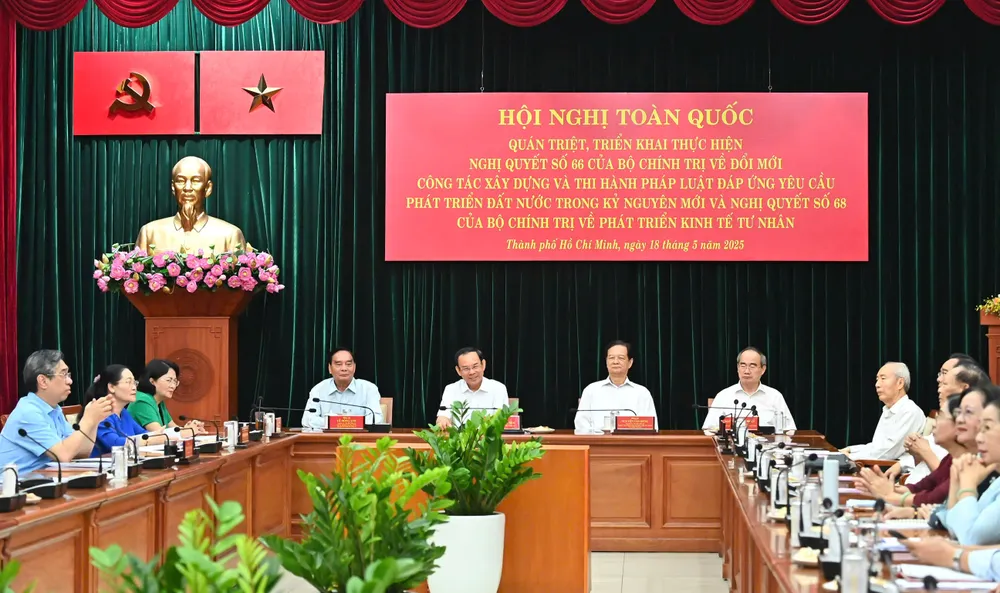 Bí thư Thành ủy TPHCM Nguyễn Văn Nên và nguyên Bí thư Thành ủy TPHCM Nguyễn Thiện Nhân cùng các đồng chí đại biểu dự hội nghị tại điểm cầu TPHCM. Ảnh: VIỆT DŨNG 8a1bb884f9974cc91586.jpg