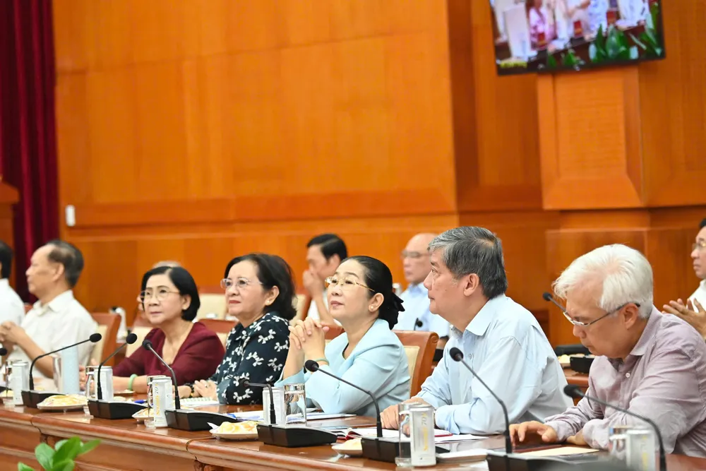 Nguyên lãnh đạo TPHCM qua các thời kỳ dự hội nghị tại điểm cầu TPHCM. Ảnh: VIỆT DŨNG 98d9034c425ff701ae4e.jpg
