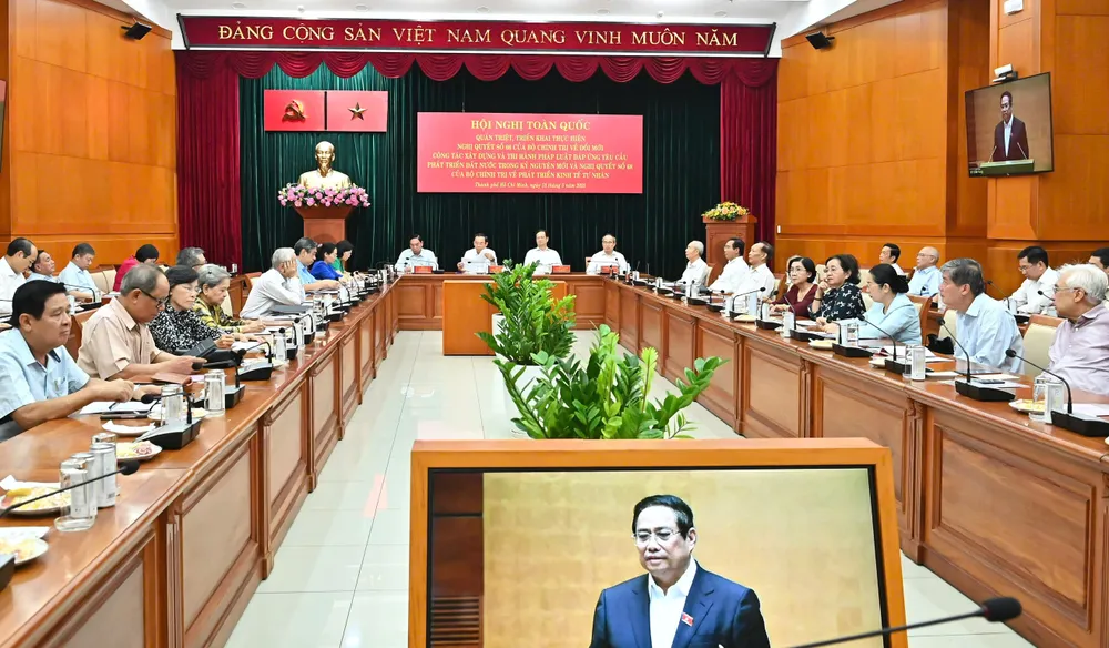Đại biểu dự hội nghị tại điểm cầu TPHCM nghe Thủ tướng Chính phủ Phạm Minh Chính trình bày Chuyên đề "Nội dung trọng tâm, cốt lõi của Nghị quyết số 68-NQ/TW của Bộ Chính trị về phát triển kinh tế tư nhân và kế hoạch thực hiện Nghị quyết số 68-NQ/TW". Ảnh: VIỆT DŨNG f85b2ccf6ddcd88281cd.jpg