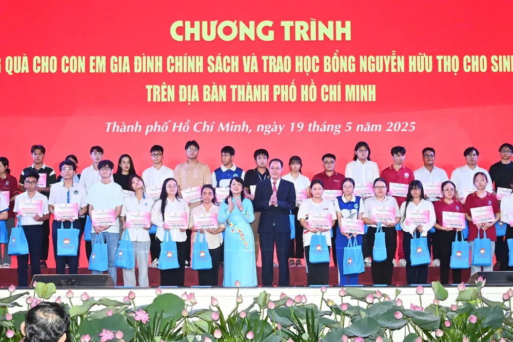 Chủ nhiệm Ủy ban Kiểm tra Thành ủy TPHCM Trần Kim Yến và Phó Chủ tịch Thường trực Ủy ban MTTQ Việt Nam TPHCM Nguyễn Thành Trung trao học bổng Nguyễn Hữu Thọ. Ảnh: VIỆT DŨNG 081e3c3bc714724a2b05.jpg