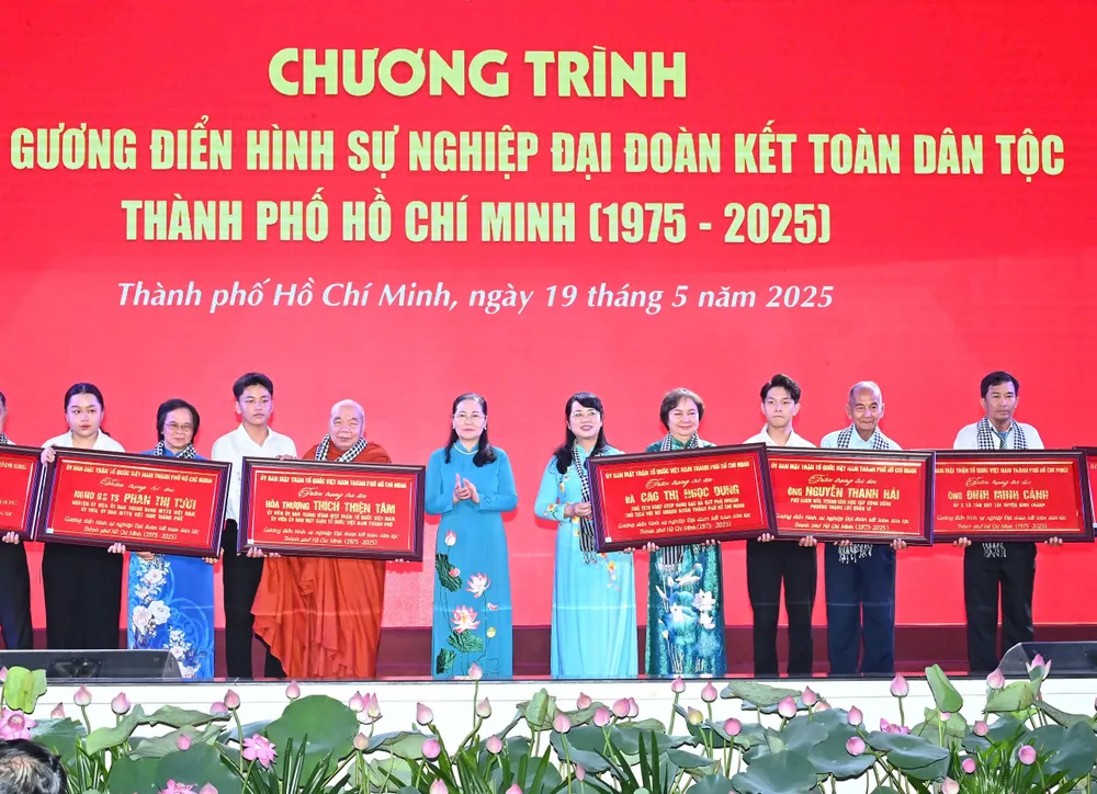 Chủ tịch HĐND TPHCM Nguyễn Thị Lệ và Chủ nhiệm Ủy ban Kiểm tra Thành ủy TPHCM Trần Kim Yến tri ân gương điển hình sự nghiệp đại đoàn kết toàn dân tộc TPHCM (1975-2025). Ảnh: VIỆT DŨNG 19d988be919724c97d86.jpg