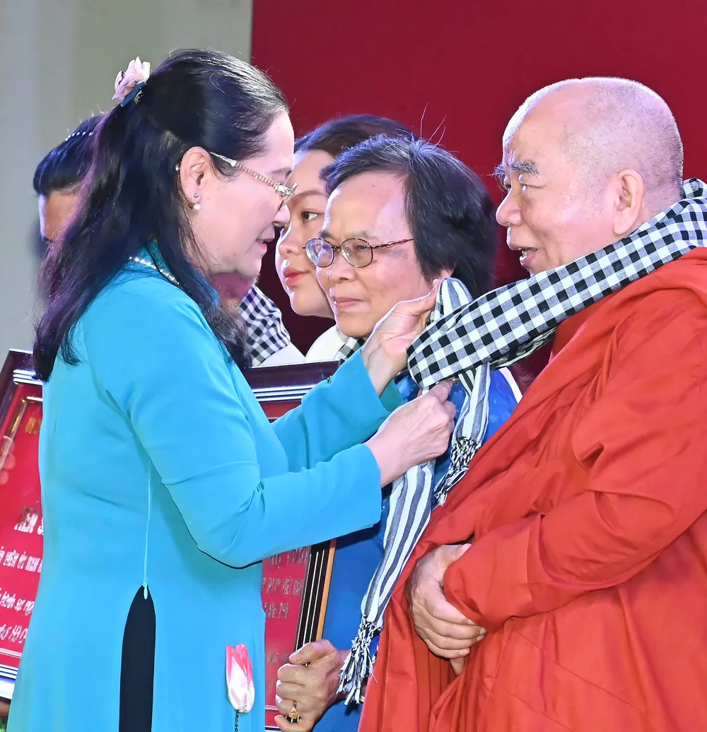 Chủ tịch HĐND TPHCM Nguyễn Thị Lệ tri ân gương điển hình sự nghiệp đại đoàn kết toàn dân tộc TPHCM (1975-2025). Ảnh: VIỆT DŨNG 4c498a25930c26527f1d.jpg