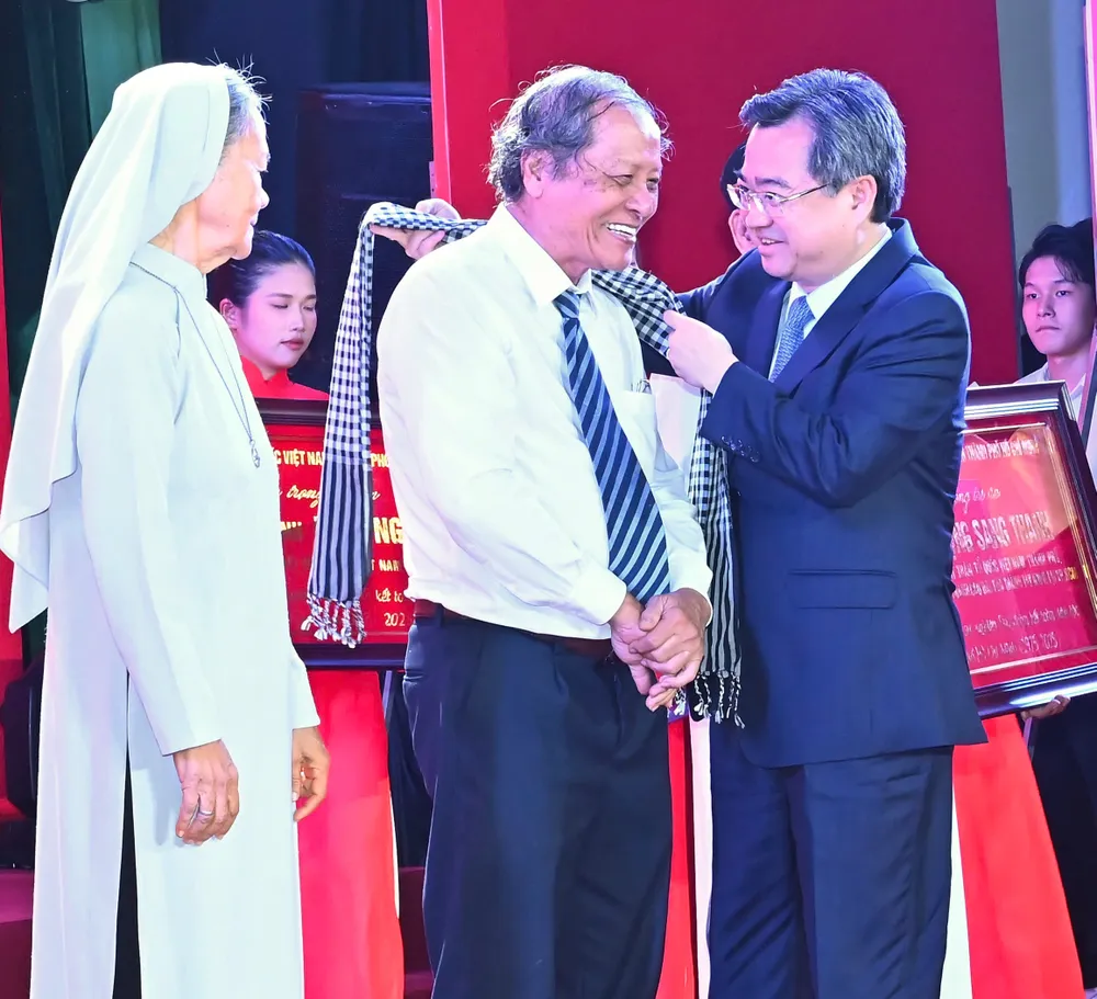 Phó Bí thư Thường trực Thành ủy TPHCM Nguyễn Thanh Nghị tri ân gương điển hình sự nghiệp đại đoàn kết toàn dân tộc TPHCM (1975-2025). Ảnh: VIỆT DŨNG 52eb72606849dd178458.jpg