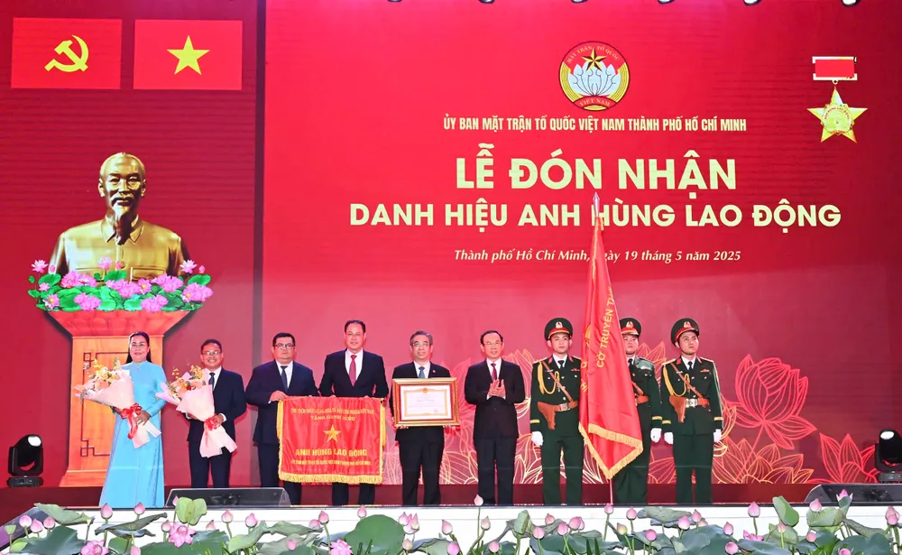 Thay mặt lãnh đạo Đảng và Nhà nước, đồng chí Nguyễn Văn Nên, Ủy viên Bộ Chính trị, Bí thư Thành ủy TPHCM đã trao tặng danh hiệu “Anh hùng Lao động” cho Ủy ban MTTQ Việt Nam TPHCM. Ảnh: VIỆT DŨNG 6f915996a2b917e74ea8.jpg