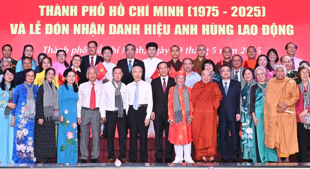 Bí thư Thành ủy TPHCM Nguyễn Văn Nên cùng các đại biểu dự chương trình tri ân và lễ đón nhận danh hiệu Anh hùng Lao động. Ảnh: VIỆT DŨNG a20d5922400bf555ac1a.jpg