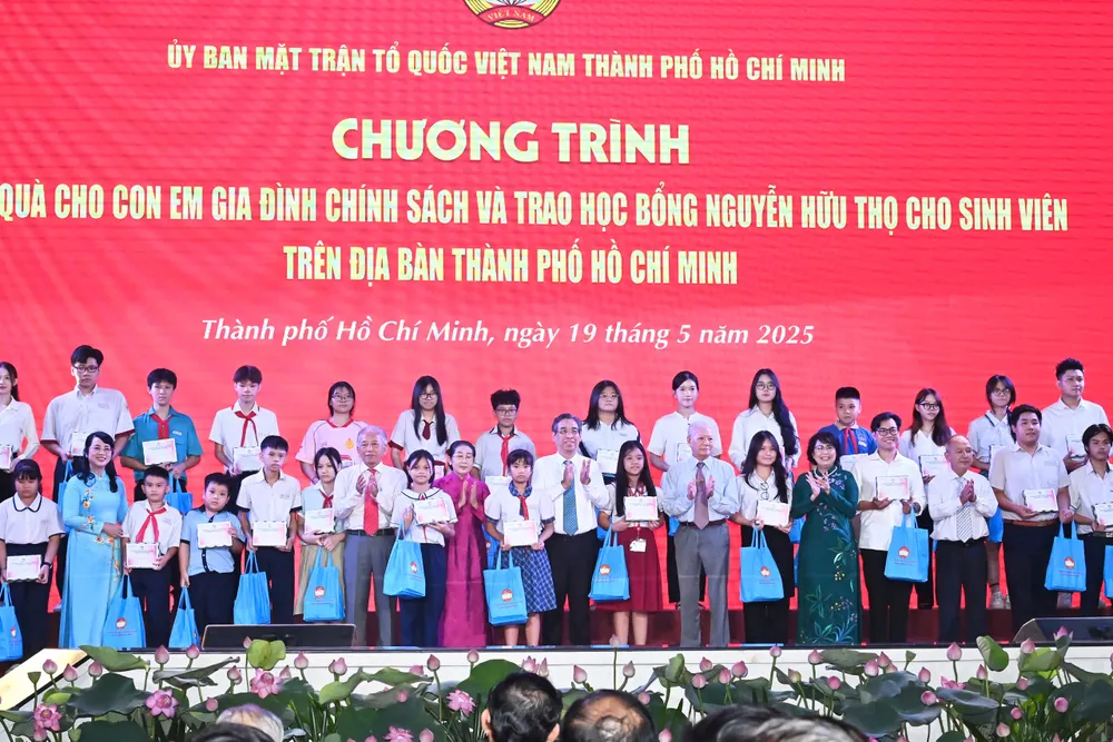 Phó Chủ tịch Ủy ban Trung ương MTTQ Việt Nam Tô Thị Bích Châu và Phó Bí thư Thành ủy, Chủ tịch Ủy ban MTTQ Việt Nam TPHCM Nguyễn Phước Lộc cùng các đồng chí nguyên lãnh đạo Ủy ban MTTQ Việt Nam TPHCM trao quà đến các em thuộc diện gia đình chính sách. Ảnh: VIỆT DŨNG a2c670dd8bf23eac67e3.jpg