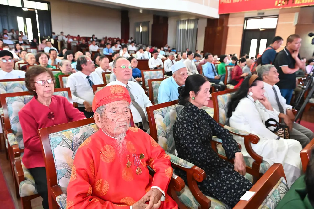 Nhà nghiên cứu Nguyễn Đình Tư và các đại biểu dự chương trình. Ảnh: VIỆT DŨNG a50cc93d7612c34c9a03.jpg