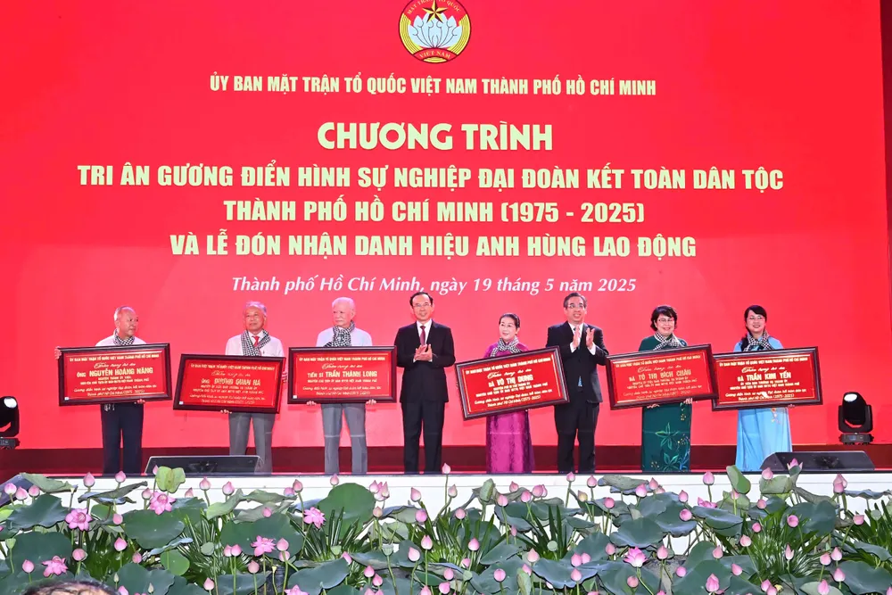Bí thư Thành ủy TPHCM tri ân lãnh đạo Ủy ban MTTQ Việt Nam TPHCM qua các thời kỳ. Ảnh: VIỆT DŨNG c1d262feddd1688f31c0.jpg