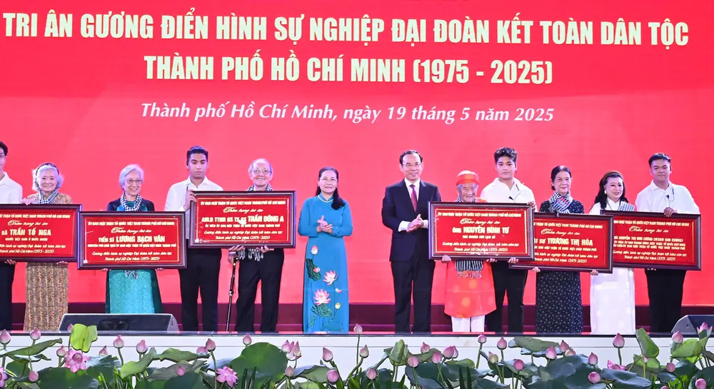Bí thư Thành ủy TPHCM Nguyễn Văn Nên và Chủ tịch HĐND TPHCM Nguyễn Thị Lệ tri ân gương điển hình sự nghiệp đại đoàn kết toàn dân tộc TPHCM (1975-2025). Ảnh: VIỆT DŨNG d5b5c204d82d6d73343c.jpg