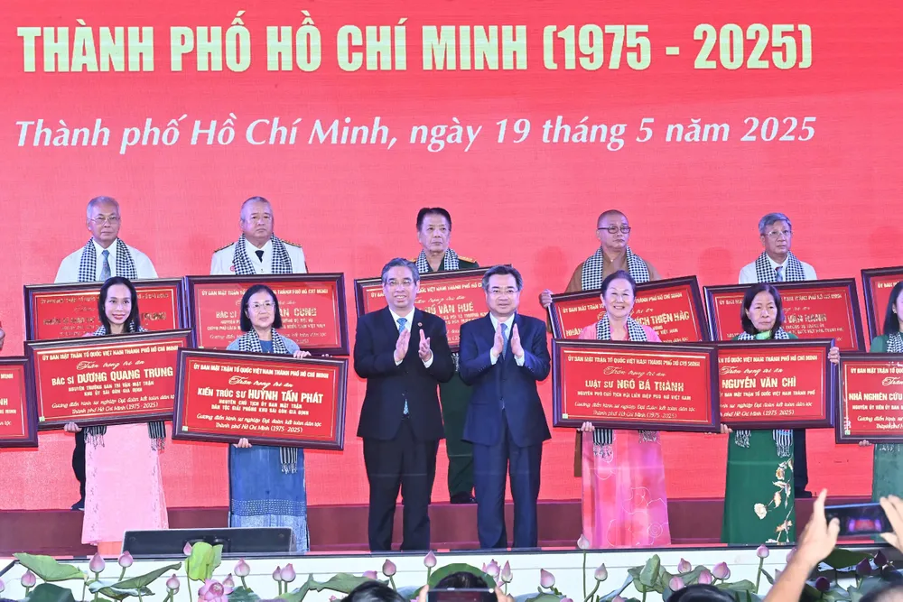 Phó Bí thư Thường trực Thành ủy TPHCM Nguyễn Thanh Nghị và Phó Bí thư Thành ủy, Chủ tịch Ủy ban MTTQ Việt Nam TPHCM Nguyễn Phước Lộc tri ân gương điển hình sự nghiệp đại đoàn kết toàn dân tộc TPHCM (1975-2025). Ảnh: VIỆT DŨNG da8b67d57efccba292ed.jpg