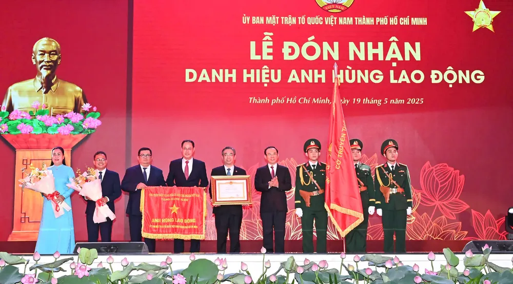 Thay mặt lãnh đạo Đảng và Nhà nước, đồng chí Nguyễn Văn Nên, Ủy viên Bộ Chính trị, Bí thư Thành ủy TPHCM đã trao tặng danh hiệu “Anh hùng Lao động” cho Ủy ban MTTQ Việt Nam TPHCM. Ảnh: VIỆT DŨNG e7531145ea6a5f34067b-1.jpg