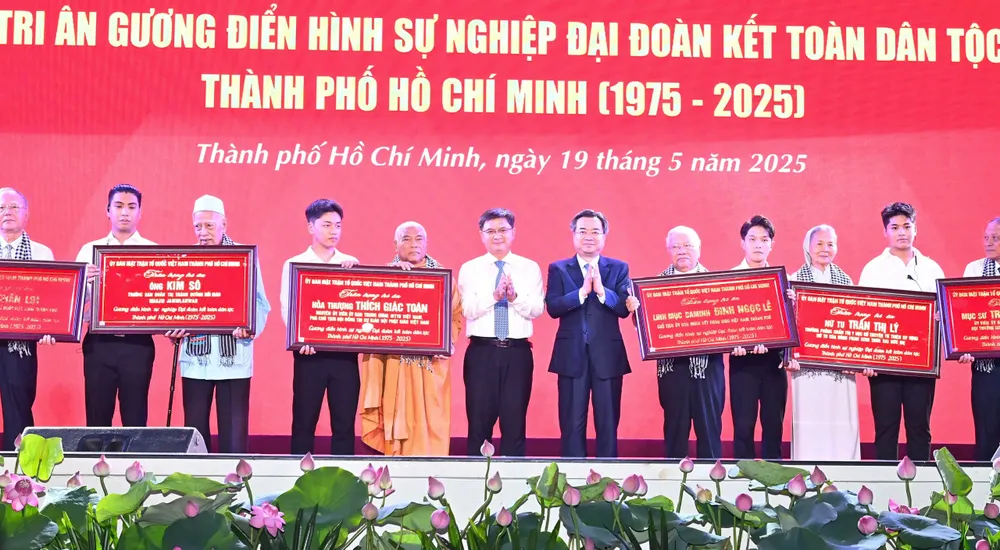Phó Bí thư Thường trực Thành ủy TPHCM Nguyễn Thanh Nghị, Trưởng Ban Tuyên giáo và Dân vận Thành ủy TPHCM Nguyễn Mạnh Cường tri ân gương điển hình sự nghiệp đại đoàn kết toàn dân tộc TPHCM (1975-2025). Ảnh: VIỆT DŨNG ffdbd258c8717d2f2460.jpg