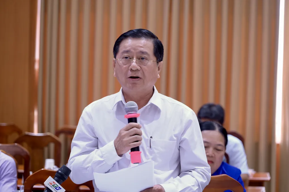 Luật sư Nguyễn Văn Hậu góp ý. Ảnh: VĂN MINH DSC_7293.jpeg
