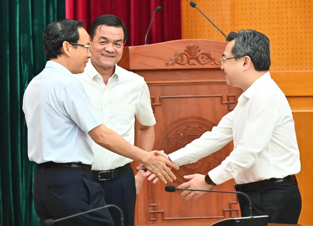 Bí thư Thành ủy TPHCM Nguyễn Văn Nên và Phó Bí thư Thường trực Thành ủy TPHCM Nguyễn Thanh Nghị. Ảnh: VIỆT DŨNG b4a633a48a703f2e6661.jpg