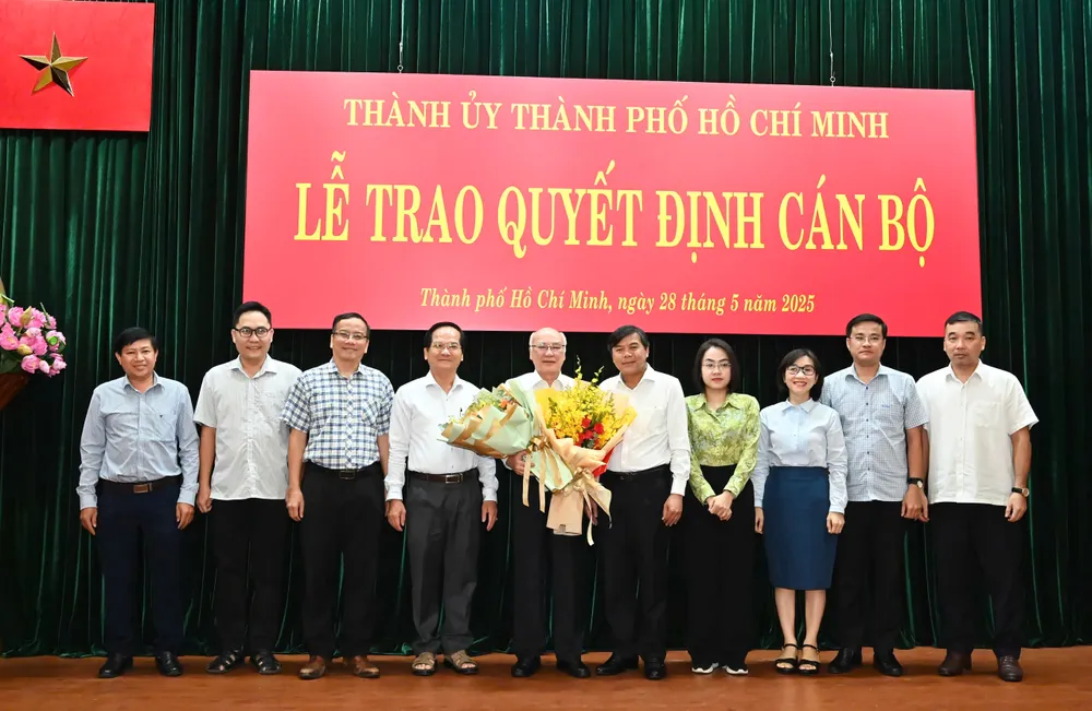 Tập thể lãnh đạo Ban Tuyên giáo và Dân vận Thành ủy TPHCM tặng hoa đồng chí Phan Nguyễn Như Khuê. Ảnh: VIỆT DŨNG 330642f6d341661f3f50.jpg