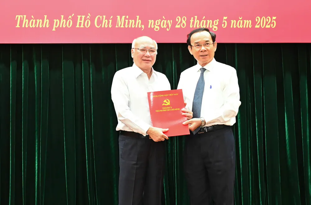 Bí thư Thành ủy TPHCM Nguyễn Văn Nên trao quyết định nghỉ hưu trước tuổi đối với đồng chí Phan Nguyễn Như Khuê. Ảnh: VIỆT DŨNG cd59f5aa641dd143880c.jpg