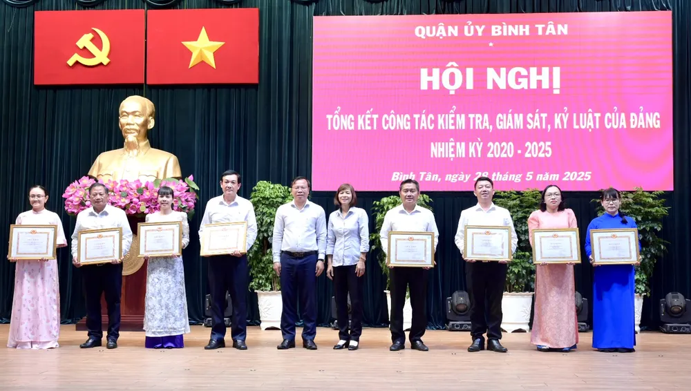 Ban Thường vụ Quận ủy quận Bình Tân tặng Giấy khen đến các tập thể, cá nhân tiêu biểu trong công tác kiểm tra, giám sát và kỷ luật của Đảng. Ảnh: VĂN MINH DSC_8311.jpeg