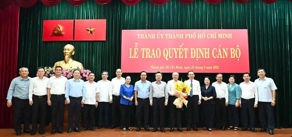 Bí thư Thành ủy TPHCM Nguyễn Văn Nên tặng hoa chúc mừng đồng chí Phan Nguyễn Như Khuê. Ảnh: VIỆT DŨNG ece3dc1a4dadf8f3a1bc.jpg