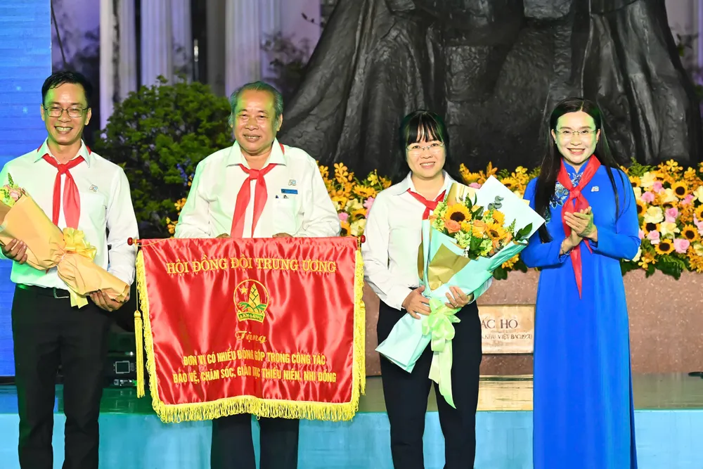 Bí thư Trung ương Đoàn Nguyễn Phạm Duy Trang trao Cờ lưu niệm của Hội đồng Đội Trung ương. Ảnh: VIỆT DŨNG 256c4cb611c0a59efcd1.jpg