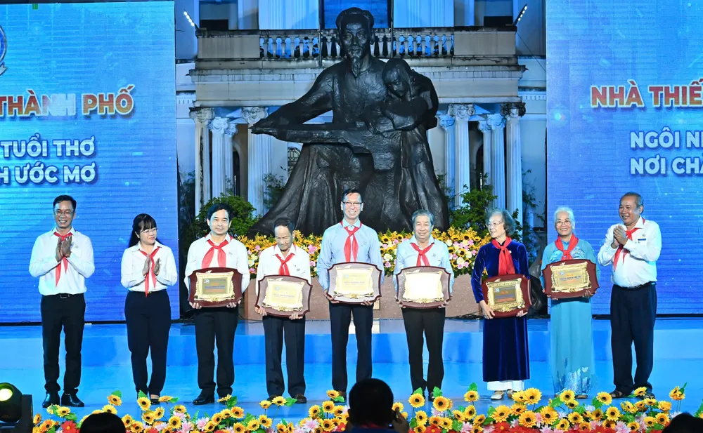 Lãnh đạo Nhà Thiếu nhi TPHCM tặng quà tri ân các đồng chí nguyên lãnh đạo Nhà Thiếu nhi TPHCM qua các thời kỳ. Ảnh: VIỆT DŨNG 6645f588a8fe1ca045ef.jpg