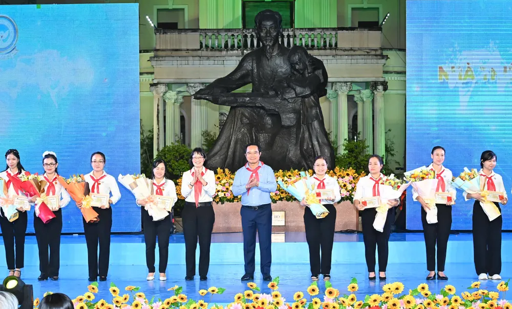 Chủ tịch UBND TPHCM Nguyễn Văn Được và Phó Chủ tịch UBND TPHCM Trần Thị Diệu Thúy trao tặng Huy hiệu "Vì đàn em". Ảnh: VIỆT DŨNG f2101ec243b4f7eaaea5.jpg