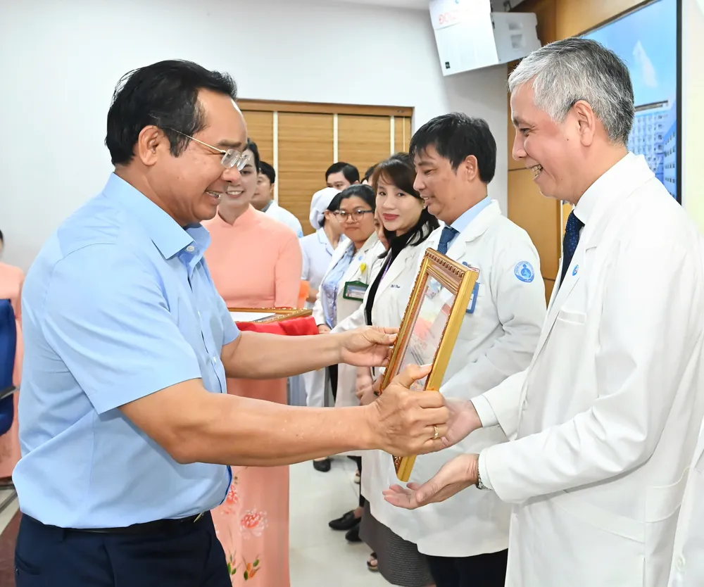 Chủ tịch UBND TPHCM Nguyễn Văn Được trao bằng khen. Ảnh: VIỆT DŨNG IMG_5588.jpeg