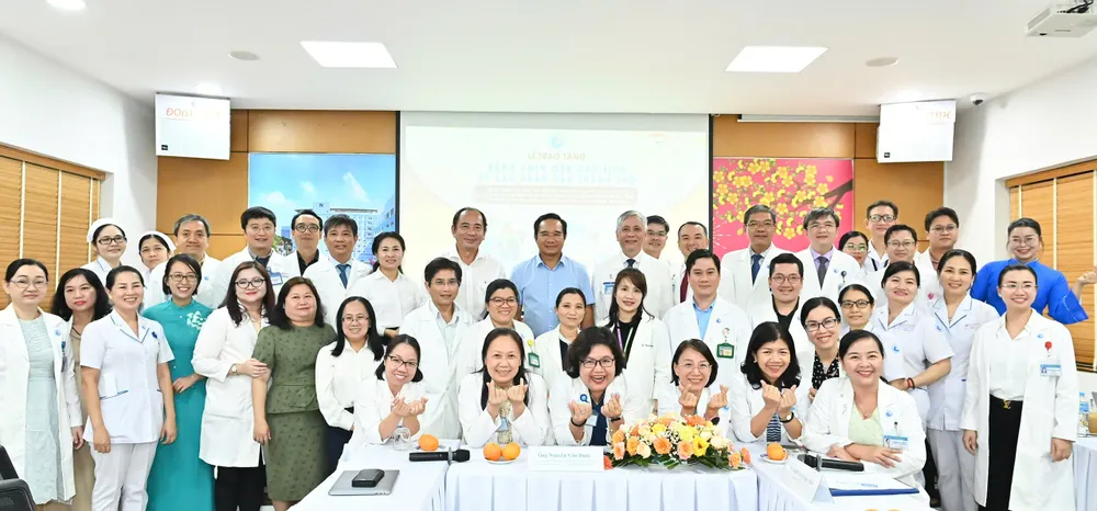 Chủ tịch UBND TPHCM Nguyễn Văn Được chụp hình lưu niệm cùng đội ngũ y bác sĩ hai bệnh viện. Ảnh: VIỆT DŨNG IMG_5598.jpeg