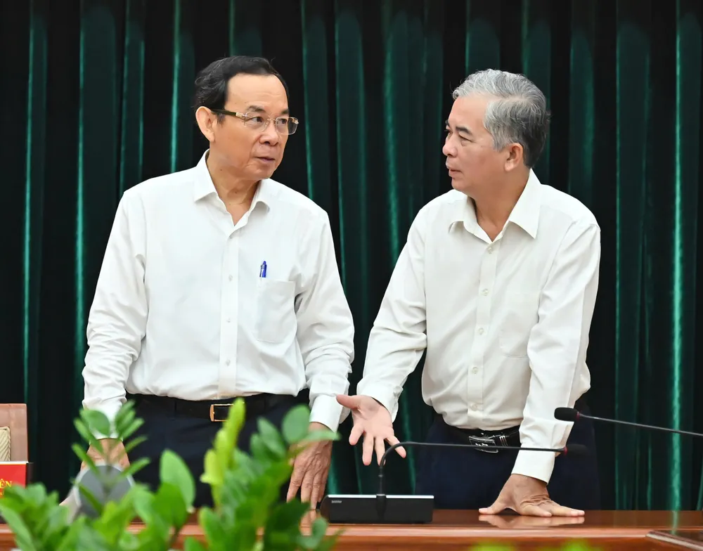 Bí thư Thành ủy TPHCM Nguyễn Văn Nên trao đổi với Trưởng Ban Nội chính Thành ủy TPHCM Ngô Minh Châu. Ảnh: VIỆT DŨNG 045d95390137b569ec26.jpg