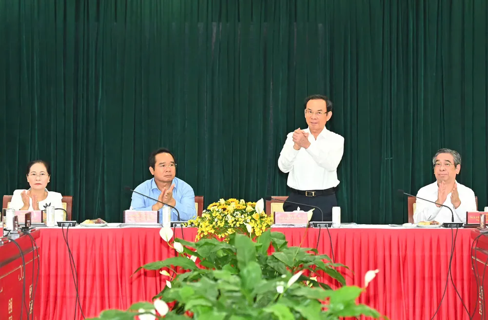 Bí thư Thành ủy TPHCM Nguyễn Văn Nên và các đồng chí Thường trực Thành ủy TPHCM. Ảnh: VIỆT DŨNG 055c6e42204b9415cd5a.jpg