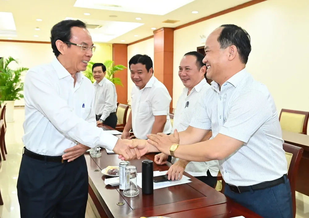 Bí thư Thành ủy TPHCM Nguyễn Văn Nên trao đổi với các đại biểu dự buổi làm việc. Ảnh: VIỆT DŨNG 5176087e4677f229ab66.jpg