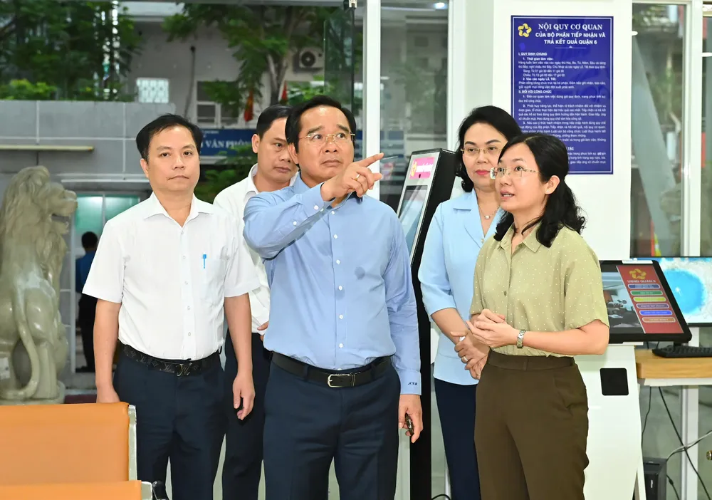 Chủ tịch UBND TPHCM Nguyễn Văn Được thị sát Bộ phận Tiếp nhận và Trả kết quả “Hiện đại, Phục vụ” của quận 6. Ảnh: VIỆT DŨNG 44a0f90e6e25da7b8334.jpg