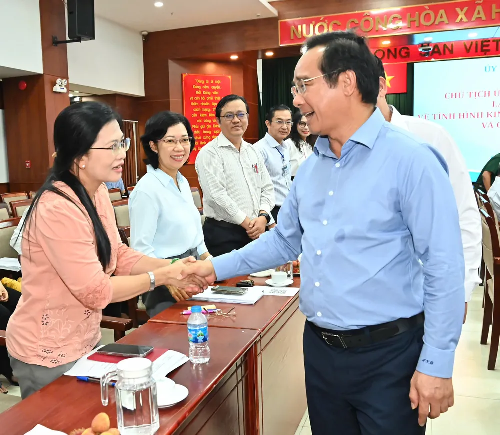 Chủ tịch UBND TPHCM Nguyễn Văn Được trao đổi với các đại biểu. Ảnh: VIỆT DŨNG 8a98f0a3008cb4d2ed9d.jpg