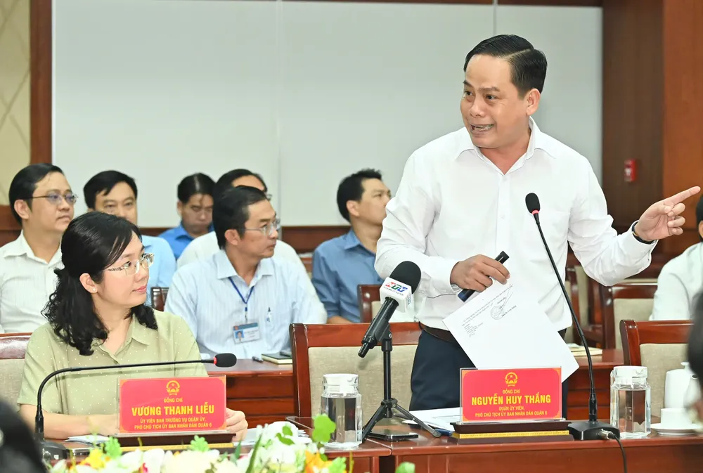 Phó Chủ tịch UBND quận 6 Nguyễn Huy Thắng phát biểu tại buổi làm việc. Ảnh: VIỆT DŨNG d8a0f28af4a440fa19b5.jpg