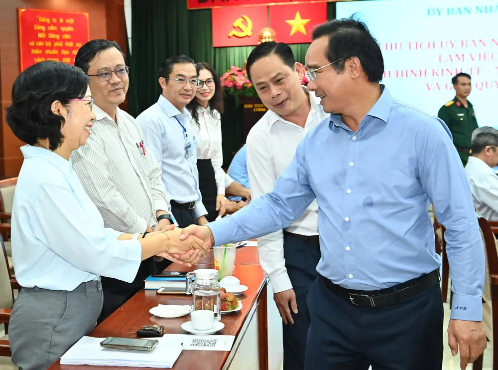 Chủ tịch UBND TPHCM Nguyễn Văn Được trao đổi với các đại biểu. Ảnh: VIỆT DŨNG fa78175de772532c0a63.jpg