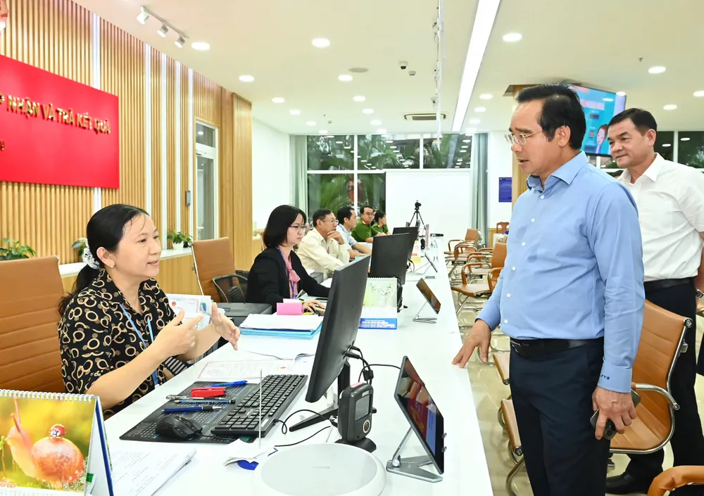Chủ tịch UBND TPHCM Nguyễn Văn Được thị sát mô hình tiếp nhận và trả hồ sơ tự động 24/7. Ảnh: VIỆT DŨNG fa98a43333188746de09.jpg