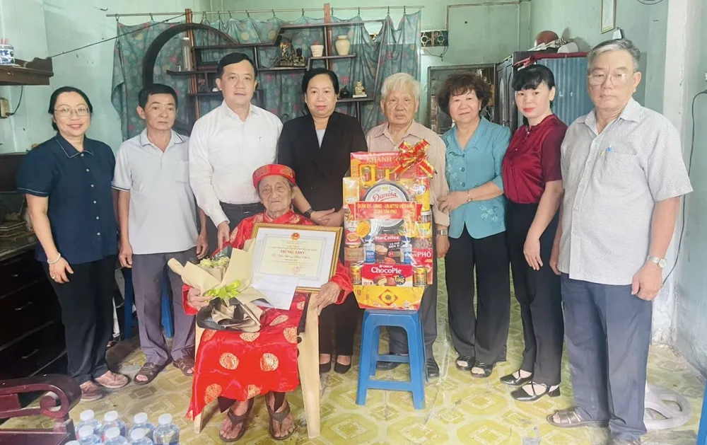 สหายฮาเฟื้อกทังและคณะเข้าเยี่ยมนาย Truong Ba Triet และครอบครัว IMG_5780.jpeg