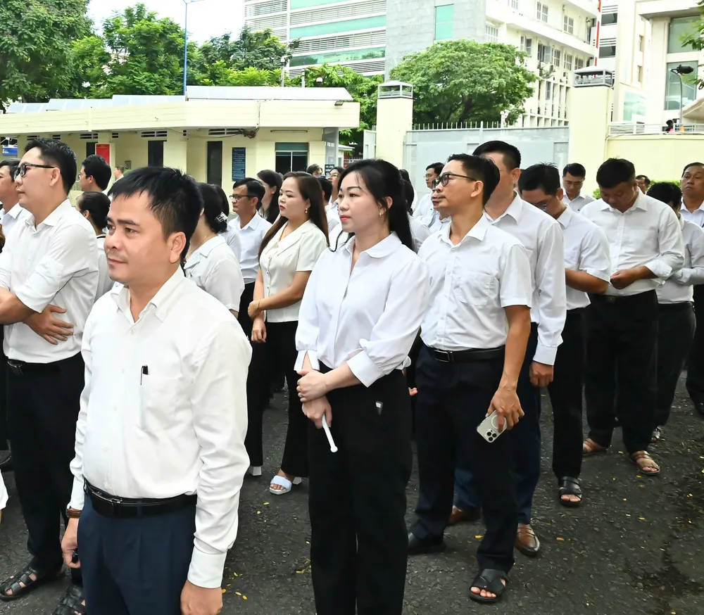 Cán bộ các cơ quan tham mưu, giúp việc Thành ủy TPHCM dự lễ. Ảnh: VIỆT DŨNG 6434c09ca14715194c56.jpg