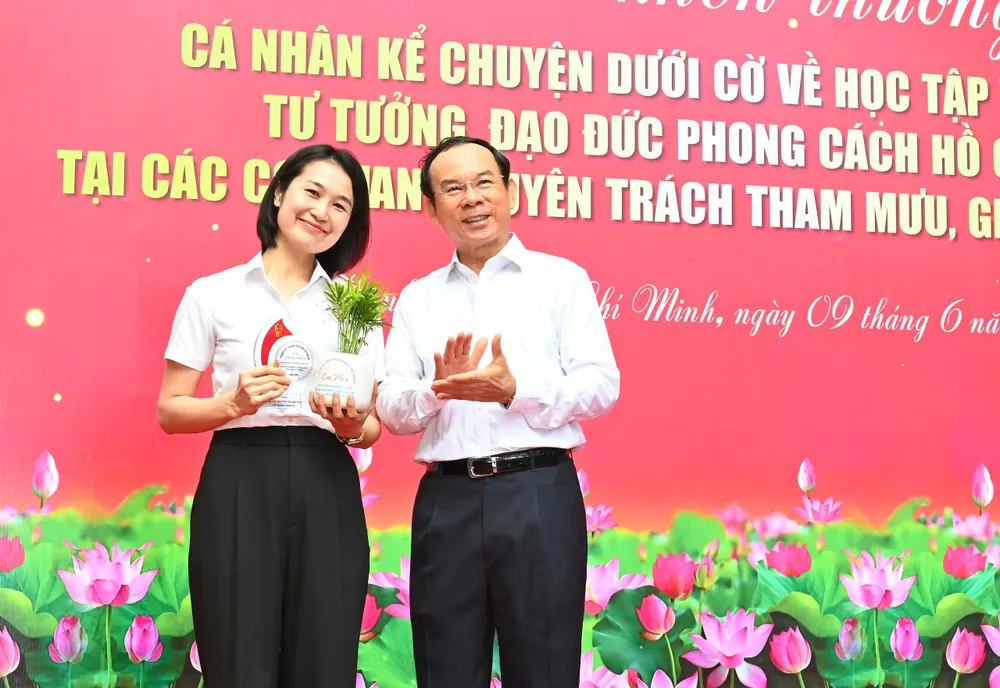 Bí thư Thành ủy TPHCM Nguyễn Văn Nên trao khen thưởng cho các cá nhân kể chuyện dưới cờ. Ảnh: VIỆT DŨNG 689542ab9d73292d7062.jpg