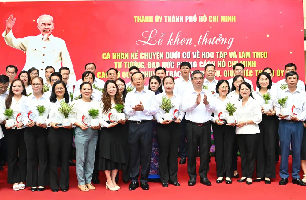 Bí thư Thành ủy TPHCM Nguyễn Văn Nên và Phó Bí thư Thành ủy, Chủ tịch Ủy ban MTTQ Việt Nam TPHCM Nguyễn Phước Lộc dự lễ khen thưởng. Ảnh: VIỆT DŨNG 7cc79d19f9c24d9c14d3.jpg