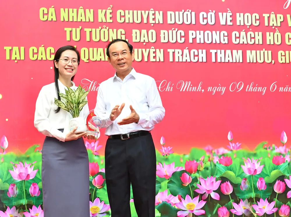 Bí thư Thành ủy TPHCM Nguyễn Văn Nên trao giải Nhì cho đồng chí Lê Thị Thùy Linh. Ảnh: VIỆT DŨNG 8a598f55eb8e5fd0069f.jpg