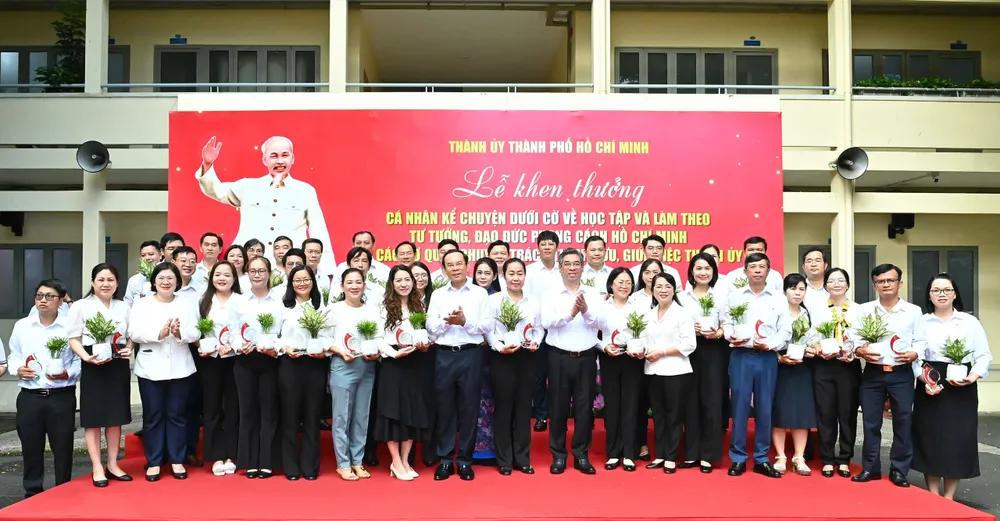 Bí thư Thành ủy TPHCM Nguyễn Văn Nên và Phó Bí thư Thành ủy, Chủ tịch Ủy ban MTTQ Việt Nam TPHCM Nguyễn Phước Lộc dự lễ khen thưởng. Ảnh: VIỆT DŨNG c5a68d49e9925dcc0483.jpg