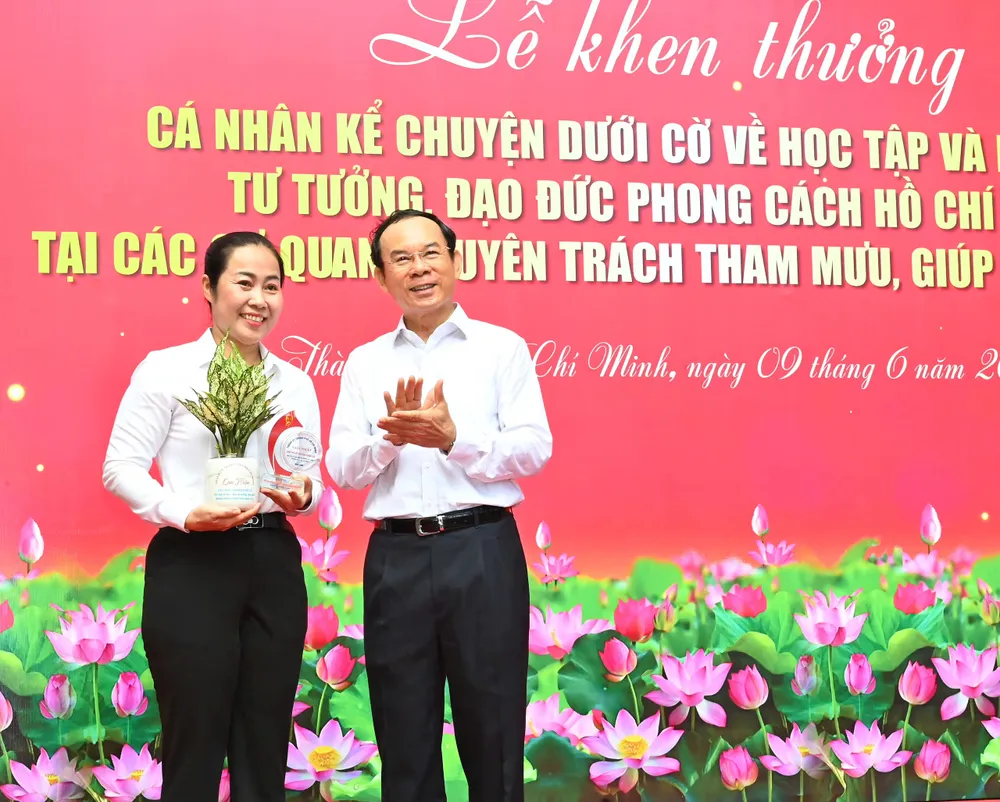 Bí thư Thành ủy TPHCM Nguyễn Văn Nên trao giải Nhất cho đồng chí Nguyễn Thị Ngọc Phương. Ảnh: VIỆT DŨNG ceb37086145da003f94c.jpg