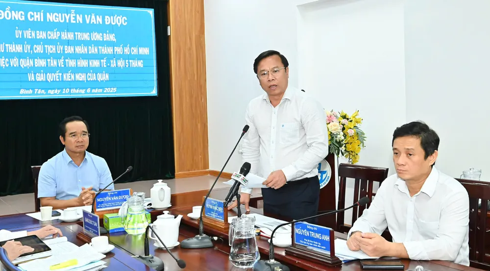 Le secrétaire du Parti du district de Binh Tan, Huynh Khac Diep, prend la parole. Photo de : VIET DUNG 5169e24744b7f0e9a9a6.jpg