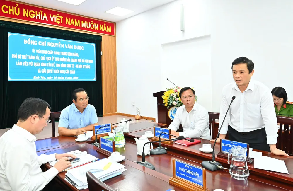 Chủ tịch UBND quận Bình Tân Nguyễn Trung Anh phát biểu. Ảnh: VIỆT DŨNG 9551cedfc12875762c39.jpg